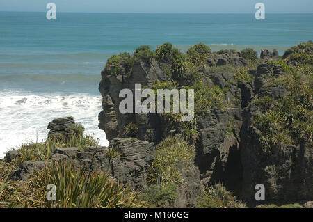 PunakaikiPancakeRocks; Paparoa Nationalpark; Punakaiki Pancake Rocks, Neuseeland Flachs, Paparoa Nationalpark; Greymouth; North West Küste von South Stockfoto