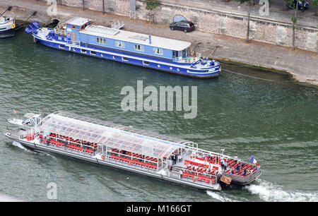 Eine blaue Kreuzfahrt Boot, genannt die blauen Schatten und ein Bateaux Parisiens Shuttle cruise Boot mit einem Auto geparkt am Seine-Ufer, Paris, Frankreich. Stockfoto