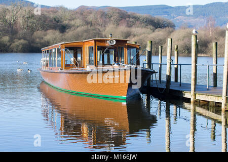 Den Motor Cruiser 'Lakeland Nebel' an der Landungen auf der Derwent Water in der Nähe von Keswick gebunden Stockfoto