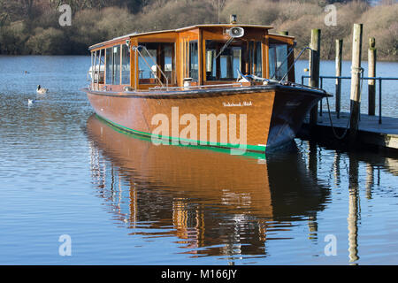 Den Motor Cruiser 'Lakeland Nebel' an der Landungen auf der Derwent Water in der Nähe von Keswick gebunden Stockfoto