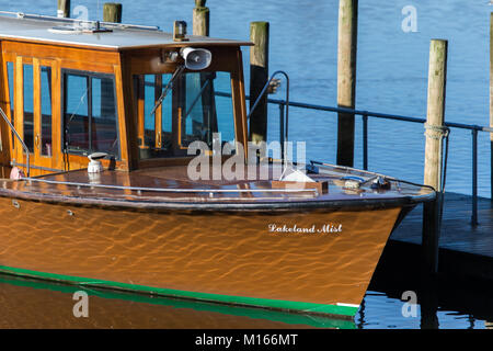 Den Motor Cruiser 'Lakeland Nebel' an der Landungen auf der Derwent Water in der Nähe von Keswick gebunden Stockfoto