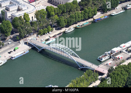 Ansicht der Passerelle Debilly auf der Seine von der Spitze des Eiffelturms, Paris, Frankreich. Stockfoto