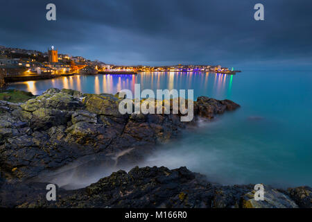 St Ives suchen; in Richtung Hafen bei Nacht; Cornwall, UK Stockfoto