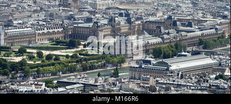 Mit Blick auf den Louvre Louvre Pyramiden und das Musée d'Orsay Museum entlang der Seine östlich von der Oberseite der Eiffelturm, Paris, Frankreich. Stockfoto