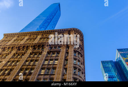New York City, New York, USA, Januar 2018, alte und neue Gebäude in Manhattan von unten aufgenommen Stockfoto