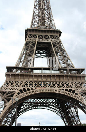 Hautnah auf den Eiffelturm, Paris, Frankreich. Stockfoto