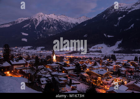 Blaue Stunde in Neukirchen am Großvenediger Stockfoto