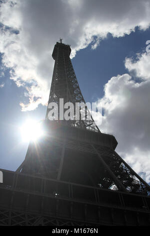 Blick auf den Eiffelturm vom Erdgeschoss aus nächster Nähe, Paris, Frankreich. Stockfoto