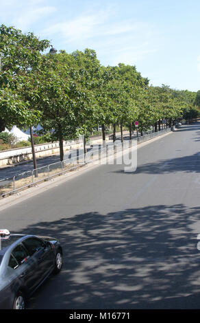 Ansicht des Quai Branly Straße (Branly Quay street) Nordwesten neben dem Eiffelturm, Paris, Frankreich. Stockfoto