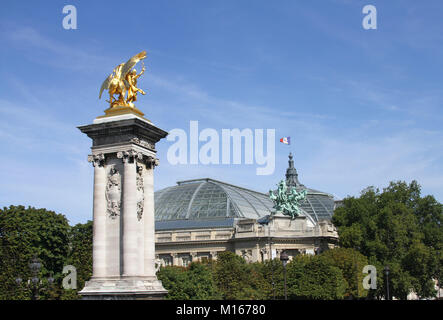 Vergoldete Fames Skulpturen auf die Sockel Gegengewichte am Rande der Teich du Alexandre III Brücke, Seineufer, Paris, Frankreich. Stockfoto