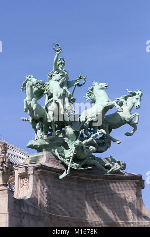 Quadriga-Statue auf der Spitze des Grand Palais genannt Unsterblichkeit übersteigt die Zeit von Georges Recipon, Paris, Frankreich. Stockfoto