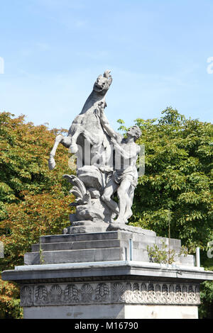 Marmorstatue eines der Marly Pferde 1745 von Guillaume I Coustou (1677-1746). Rekonstituierte Marmor Spritzgießen, Place de la Concorde, Eintritt zum t Stockfoto