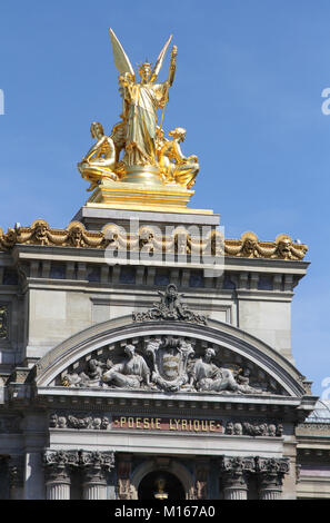 Goldene Statue, Reliefs und andere Dekorationen in der rechten Ecke der vorderen Dach des Palais Garnier Oper, Paris, Frankreich. Stockfoto