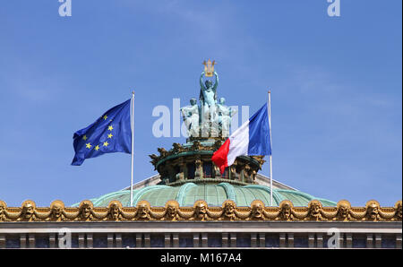 Skulptur von Apollo, Poesie und Musik von Aime Hirse mit flagsa von Europa und Frankreich an der Spitze der South Giebel der Bühne flytower der entfernt Stockfoto