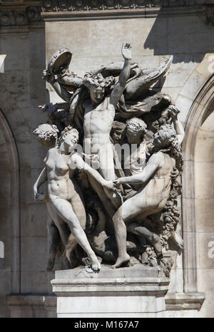 Eine Skulptur, genannt La Danse (der Tanz) dekorieren Teil der Fassade des Palais Garnier-Oper, Paris, Frankreich. Stockfoto