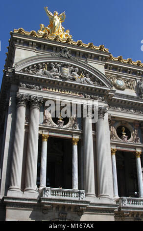 Goldene Statue, Reliefs und andere Dekorationen auf der oberen linken Ecke der Vorderseite des Palais Garnier-Oper, Paris, Frankreich. Stockfoto