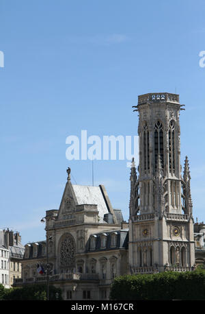 Die Kathedrale St-Germain-Auxerrois entlang der Seine, Paris, Frankreich. Stockfoto