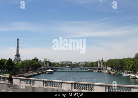 Blick auf den Teich du Alexandre III-Brücke von der Pont De La Concorde-Brücke, Seineufer, Paris, Frankreich. Stockfoto