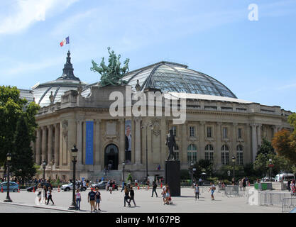 Vordere Ecke des Grand Palais mit Quadriga Statue der Harmonie triumphierte über die Uneinigkeit auf dem Dach und ein Charles de Gaulle Statue auf dem Boden Stockfoto