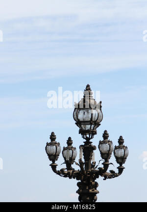 Eine Laterne auf der Brücke Pont Alexandre III, Paris, Frankreich. Stockfoto