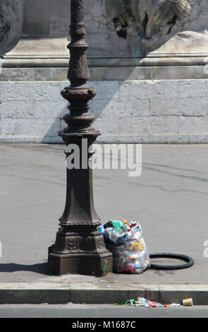 Transparente Mülltüte neben Laterne auf der Straße, Paris, Frankreich. Stockfoto