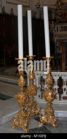 Drei Kirche Kerzen am Altar Kerze steht in der Kirche Santa Maria Assunta, Positano, Amalfiküste, Kampanien, Italien. Stockfoto