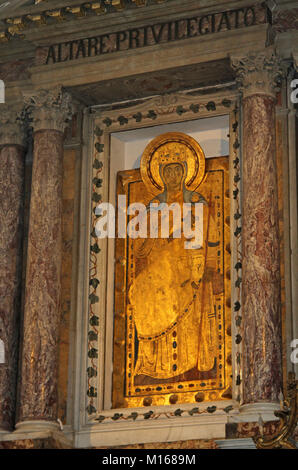 Byzantinische Ikonen Malerei der Schwarzen Madonna an der privilegierten Altar in der Kirche von Santa Maria Assunta, Positano, Amalfi, Kampanien, Es Stockfoto