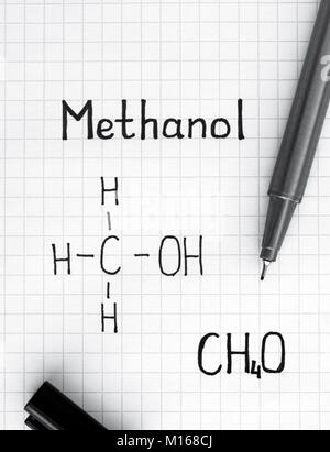 Die chemische Formel von Methanol mit schwarzem Stift. Close-up. Stockfoto