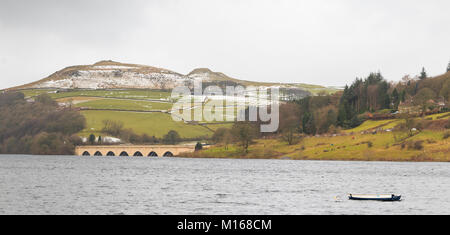 Ein Bild einer Straßenbrücke über Ladybower Reservoir, mit Schnee liegt auf den Hügeln hinter, Derbyshire, England, Großbritannien Stockfoto