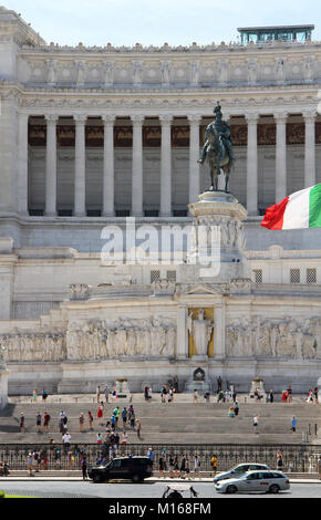 Die Altare della Patria (Altar des Vaterlandes) Monument, das mit dem zentralen Reiterstandbild von König Vittorio Emanuele II von Emilio Gallori in Rom, Stockfoto