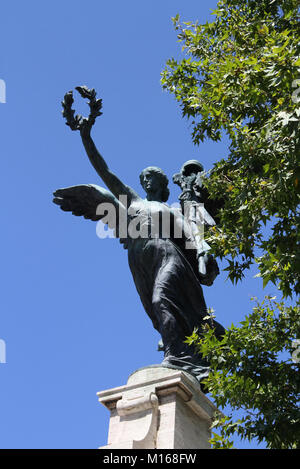 Bronze Engelsstatue hält einen Lorbeerkranz am Altare della Patria (Altar des Vaterlandes) Denkmal in Rom, Italien. Stockfoto