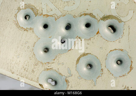 Eine Gruppierung von Einschusslöcher in einem Metall "passing Place' Schild in Schottland Stockfoto