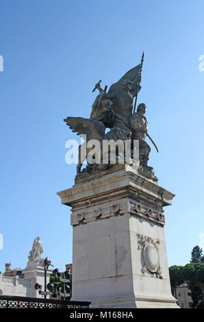 Statue auf dem Altare della Patria (Altar des Vaterlandes) Monument in Rom, Italien. Stockfoto