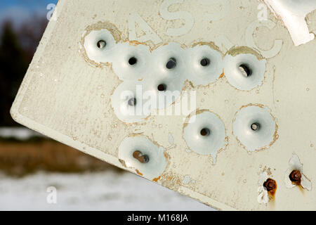 Eine Gruppierung von Einschusslöcher in einem Metall "passing Place' Schild in Schottland Stockfoto