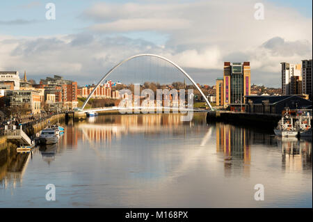 Die Millennium Bridge über den Fluss Tyne zwischen Gateshead und Newcastle, North East England, Großbritannien Stockfoto