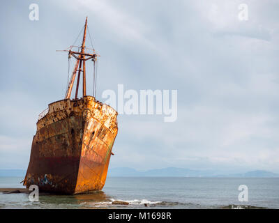 Alten rostigen Schiffswrack am Strand Agios Dimitrios in Githeio, Peloponnes, Griechenland Stockfoto