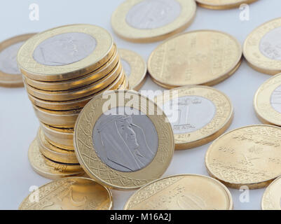 Neue Saudi Riyal und Halalas Münzen zeigen König Salman von Saudi-arabien Stockfoto