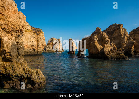 Küstenlandschaft mit bunten Steinen, Ponta da Piedade, Lagos, Algarve, Portugal Stockfoto