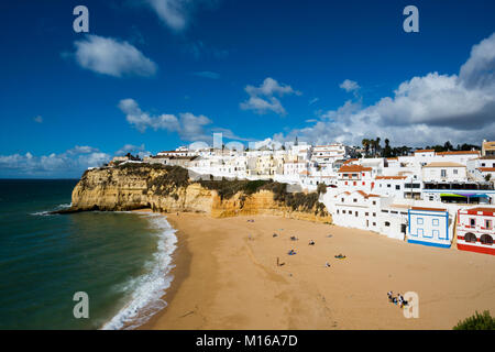 Bucht mit Strand und bunte Häuser, Carvoeiro, Algarve, Portugal Stockfoto