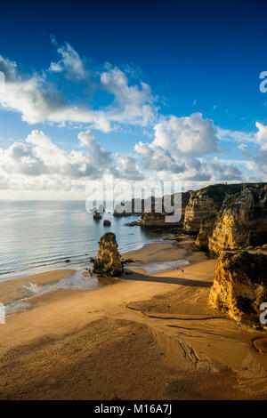 Farbige Felsen und Sonnenaufgang am Strand, Praia da Dona Ana, Lagos, Algarve, Portugal Stockfoto