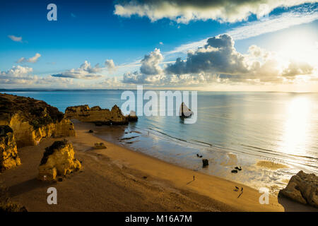 Farbige Felsen und Sonnenaufgang am Strand, Praia da Dona Ana, Lagos, Algarve, Portugal Stockfoto