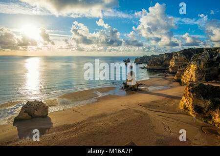 Farbige Felsen und Sonnenaufgang am Strand, Praia da Dona Ana, Lagos, Algarve, Portugal Stockfoto