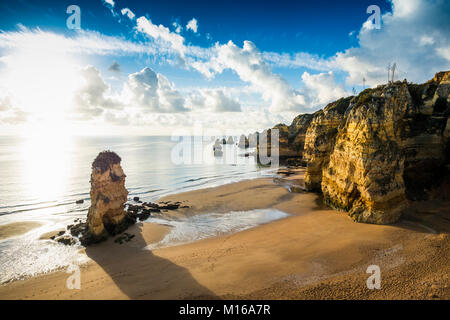 Farbige Felsen und Sonnenaufgang am Strand, Praia da Dona Ana, Lagos, Algarve, Portugal Stockfoto