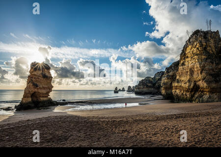 Farbige Felsen und Sonnenaufgang am Strand, Praia da Dona Ana, Lagos, Algarve, Portugal Stockfoto