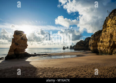 Farbige Felsen und Sonnenaufgang am Strand, Praia da Dona Ana, Lagos, Algarve, Portugal Stockfoto