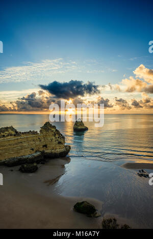 Farbige Felsen und Sonnenaufgang am Strand, Praia da Dona Ana, Lagos, Algarve, Portugal Stockfoto