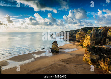 Farbige Felsen und Sonnenaufgang am Strand, Praia da Dona Ana, Lagos, Algarve, Portugal Stockfoto