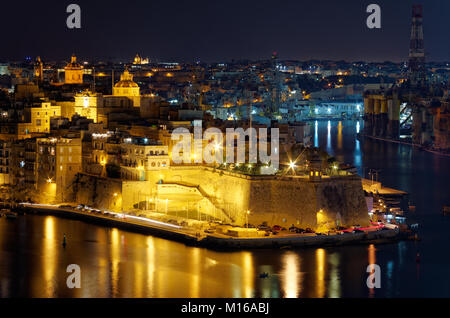 Blick auf den Grand Harbour von der oberen Barrakka Gärten bei Nacht, Valletta, Malta Stockfoto