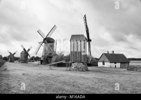 Traditionelle hölzerne Windmühlen der Insel Saaremaa, Estland Stockfoto