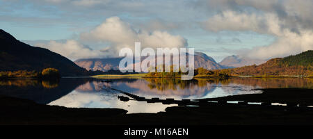 Der Blick über Loch Leven von Glencoe Dorf an einem kalten Novembermorgen mit den Hügeln von Ardgour aufgewickelt in der Cloud Stockfoto